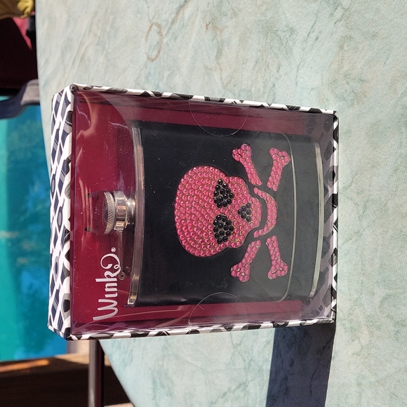 🆕️ Wink Skull & Crossbones Hip Flask - Picture 1 of 2